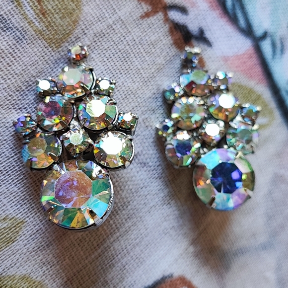 Vintage Blazing Aurora Borealis Rhinestone Clip On Earrings Unsigned Juliana D&E - Picture 2 of 6